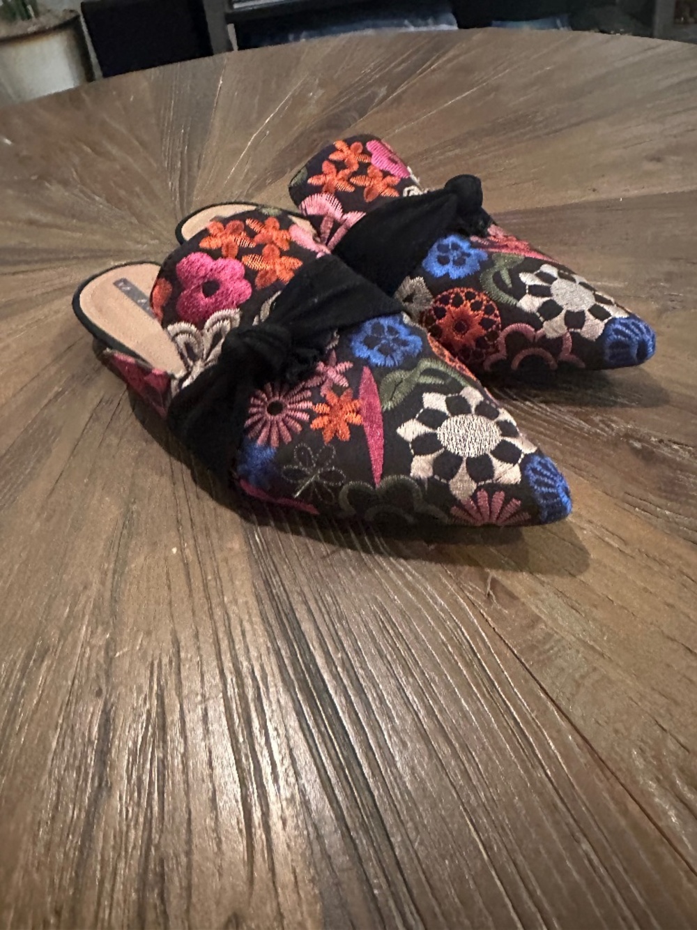 New Tahari embroidered mules. Size 10 !  Ohmygoodness these are cute